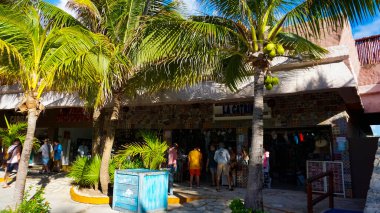 Costa Maya, Meksika, 24 Nisan 2022 Costa Maya yolcu gemisi terminali veya limanında alışveriş yapmak pek çok eğlence için mükemmel bir yer. Mükemmel bir tropikal cennet..