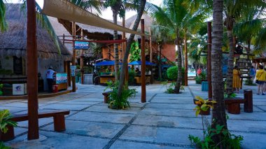 Costa Maya, Meksika, 24 Nisan 2022 Costa Maya yolcu gemisi terminali veya limanında alışveriş yapmak pek çok eğlence için mükemmel bir yer. Mükemmel bir tropikal cennet..