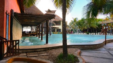 Costa Maya, Meksika... 24 Nisan 2022 Costa Maya yolcu gemisi terminalindeki havuz tüm ziyaretçiler için mükemmel bir yerdir.