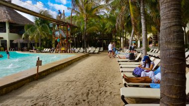 Costa Maya, Meksika - 24 Nisan 2022 Costa Maya yolcu gemisi terminalinde dinlenen insanlar tüm ziyaretçiler için mükemmel bir yerdir.