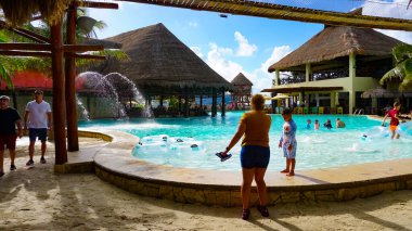 Costa Maya, Meksika - 24 Nisan 2022 Costa Maya yolcu gemisi terminalinde dinlenen insanlar tüm ziyaretçiler için mükemmel bir yerdir.