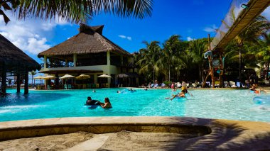 Costa Maya, Meksika - 24 Nisan 2022 Costa Maya yolcu gemisi terminalinde dinlenen insanlar tüm ziyaretçiler için mükemmel bir yerdir.