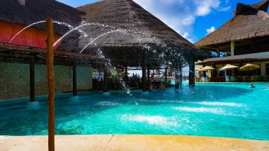 Costa Maya, Meksika - 24 Nisan 2022 Costa Maya yolcu gemisi terminalinde dinlenen insanlar tüm ziyaretçiler için mükemmel bir yerdir.