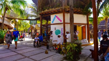 Costa Maya, Meksiko 24 Nisan 2022 Costa Maya yolcu gemisi terminaline ya da limanına giden insanlar pek çok eğlence için mükemmel bir yer. Mükemmel bir tropikal cennet..