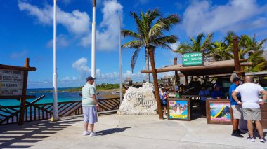 Costa Maya, Meksika - 24 Nisan 2022 Costa Maya yolcu gemisi terminalinde dinlenen insanlar tüm ziyaretçiler için mükemmel bir yerdir.