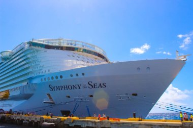 Coco Cay, Bahamalar - 29 Nisan 2022: Denizlerin Senfonisi, Cococay 'da demirli olan en büyük yolcu gemisidir.