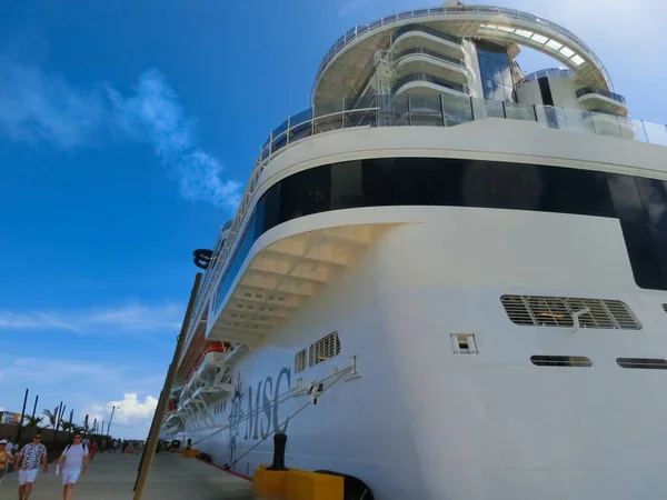 プエルトプラタ 2022年5月10日 Msc海岸クルーズ船がドミニカ共和国のプエルト プラタにある熱帯の島港タイノ湾に停泊 — ストック写真