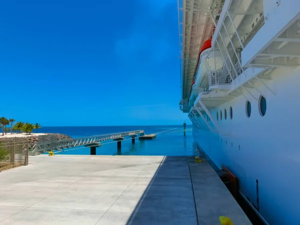2022年4月29日 カリブ海の航海中 バハマの熱帯島オーシャン ケイに停泊中のMscシーショア クルーズ船 — ストック写真