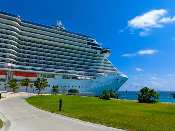 2022年4月29日 カリブ海の航海中 バハマの熱帯島オーシャン ケイに停泊中のMscシーショア クルーズ船 — ストック写真