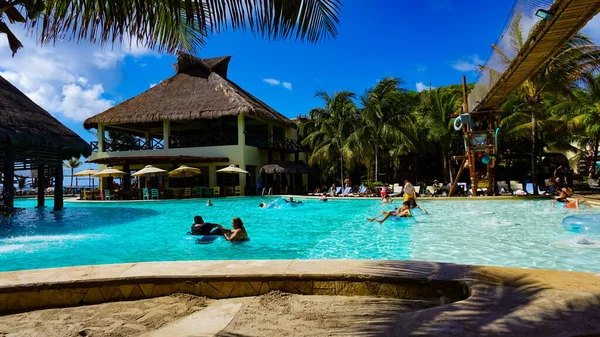 Costa Maya, Meksika - 24 Nisan 2022 Costa Maya yolcu gemisi terminalinde dinlenen insanlar tüm ziyaretçiler için mükemmel bir yerdir.