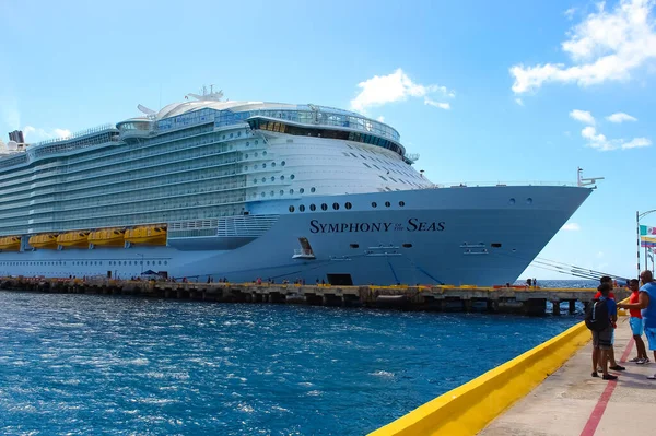 Coco Cay, Bahamalar - 29 Nisan 2022: Denizlerin Senfonisi, Cococay 'da demirli olan en büyük yolcu gemisidir.