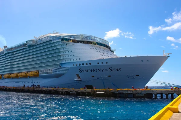 Coco Cay, Bahamalar - 29 Nisan 2022: Denizlerin Senfonisi, Cococay 'da demirli olan en büyük yolcu gemisidir.