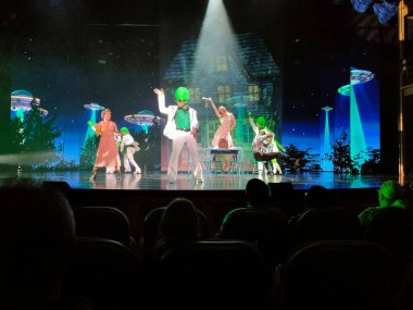 Miami, ABD - 29 Nisan 2022: Denizlerin Senfonisi Tiyatrosu 29 Nisan 2022 tarihinde ABD 'nin Miami kentindeki en büyük yolcu gemisidir.