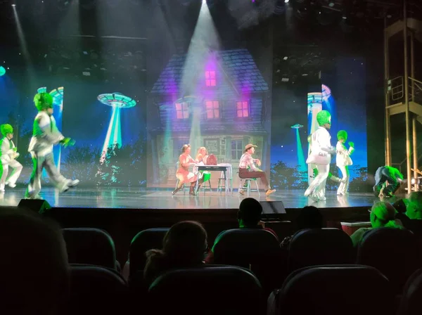 Miami, ABD - 29 Nisan 2022: Denizlerin Senfonisi Tiyatrosu 29 Nisan 2022 tarihinde ABD 'nin Miami kentindeki en büyük yolcu gemisidir.