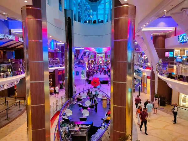 Miami, ABD - 29 Nisan 2022: Royal Karayipler 'in gezi gemisi Deniz Senfonisi' nde gezinti yapan yolcular. Geminin iç mekanı.