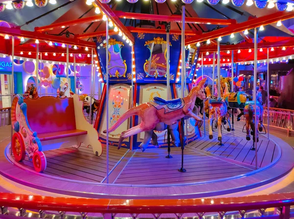 Miami, ABD - 29 Nisan 2022: Kraliyet Karayipleri 'nin BoardWalk at Cruise Liner Symphony of the Sea. Geminin iç mekanı.