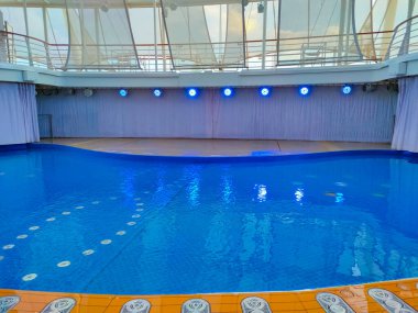 Miami, ABD - 29 Nisan 2022: The aqua, amphitheater, Symphony of the Sea tiyatrosu 29 Nisan 2022 tarihinde ABD 'nin Miami şehrindeki en büyük yolcu gemisidir.