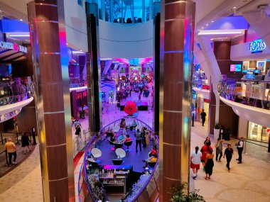 Miami, ABD - 29 Nisan 2022: Royal Karayipler 'in gezi gemisi Deniz Senfonisi' nde gezinti yapan yolcular. Geminin iç mekanı.