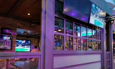 Miami, ABD - 29 Nisan 2022: Kraliyet Karayipleri 'nin BoardWalk at Cruise Liner Symphony of the Sea. Geminin iç mekanı.