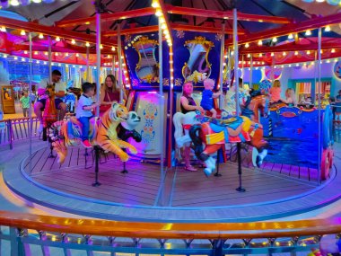 Miami, ABD - 29 Nisan 2022: Kraliyet Karayipleri 'nin BoardWalk at Cruise Liner Symphony of the Sea. Geminin iç mekanı.