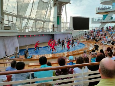 Miami, ABD - 29 Nisan 2022: The aqua, amphitheater, Symphony of the Sea tiyatrosu 29 Nisan 2022 tarihinde ABD 'nin Miami şehrindeki en büyük yolcu gemisidir.