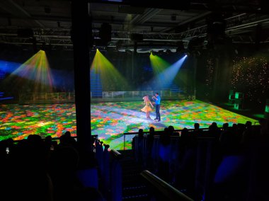 Miami, ABD - 29 Nisan 2022: Buz arenasında ya da buz tiyatrosunda ya da Royal Caribbean 'in Sea Senfonisi' nde yapılan gösteri