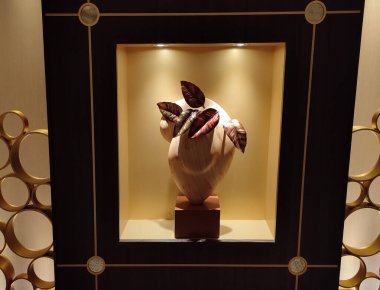 Miami, ABD - 29 Nisan 2022: Kraliyet Karayipleri Deniz Senfonisi 'ndeki sanat galerisi