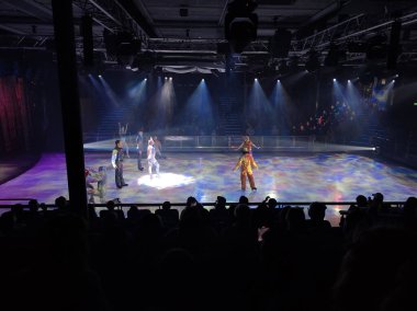 Miami, ABD - 29 Nisan 2022: Buz arenasında ya da buz tiyatrosunda ya da Royal Caribbean 'in Sea Senfonisi' nde yapılan gösteri