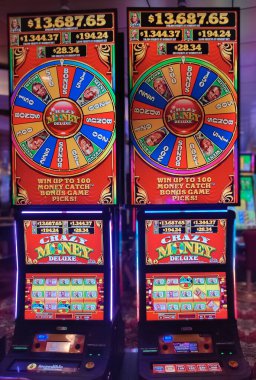 Miami, ABD - 29 Nisan 2022: Kumarhane, kumar makineleri, denizler Senfonisi 'ndeki Amerikan kumarı 29 Nisan 2022 tarihinde ABD' nin Miami şehrindeki en büyük yolcu gemisidir.