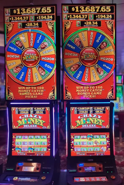 Miami, ABD - 29 Nisan 2022: Kumarhane, kumar makineleri, denizler Senfonisi 'ndeki Amerikan kumarı 29 Nisan 2022 tarihinde ABD' nin Miami şehrindeki en büyük yolcu gemisidir.