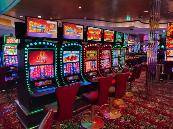 Miami, ABD - 29 Nisan 2022: Kumarhane, kumar makineleri, denizler Senfonisi 'ndeki Amerikan kumarı 29 Nisan 2022 tarihinde ABD' nin Miami şehrindeki en büyük yolcu gemisidir.