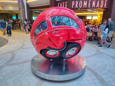 Miami, ABD - 29 Nisan 2022: Royal Karayipler 'in gezi gemisi Deniz Senfonisi' nde gezinti yapan yolcular. Geminin iç mekanı.