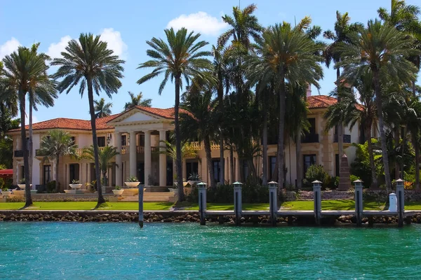 Miami, ABD - 24 Nisan 2022: Miami Beach, Florida, ABD 'de 24 Nisan 2022