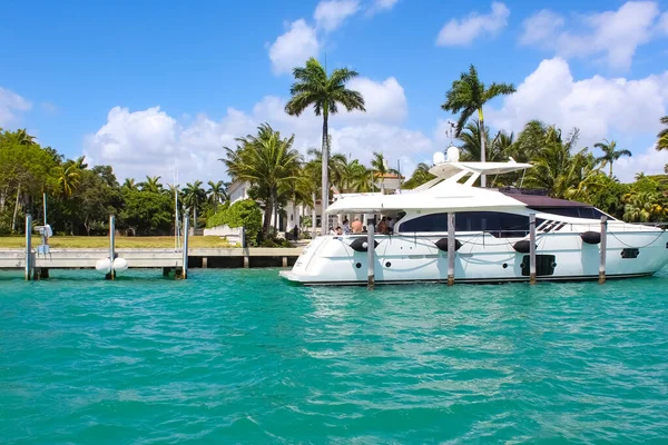 Miami Usa Kwietnia 2022 Biały Jacht Pobliżu Luksusowej Rezydencji Miami — Zdjęcie stockowe