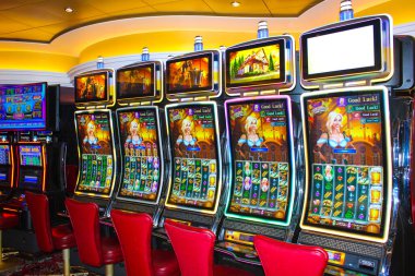 Miami, ABD - 29 Nisan 2022: Kumarhane, kumar makineleri, denizler Senfonisi 'ndeki Amerikan kumarı 29 Nisan 2022 tarihinde ABD' nin Miami şehrindeki en büyük yolcu gemisidir.