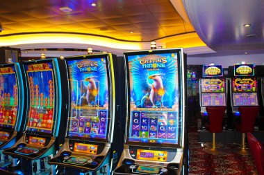 Miami, ABD - 29 Nisan 2022: Kumarhane, kumar makineleri, denizler Senfonisi 'ndeki Amerikan kumarı 29 Nisan 2022 tarihinde ABD' nin Miami şehrindeki en büyük yolcu gemisidir.