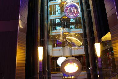 Miami, ABD - 29 Nisan 2022: Denizlerin Senfonisi, 29 Nisan 2022 'de ABD' nin Miami kentindeki en büyük yolcu gemisidir.