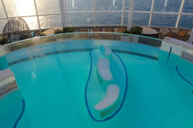 Miami, ABD - 29 Nisan 2022: Deniz Senfonisi 'ndeki solaryum, 29 Nisan 2022 tarihinde ABD' nin Miami kentindeki en büyük yolcu gemisidir.