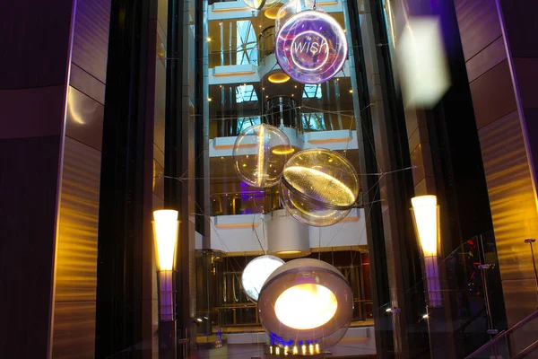 Miami, ABD - 29 Nisan 2022: Denizlerin Senfonisi, 29 Nisan 2022 'de ABD' nin Miami kentindeki en büyük yolcu gemisidir.