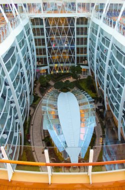 Miami, ABD - 29 Nisan 2022: Kraliyet Karayiplerinin Deniz Senfonisi adlı yolcu gemisinin Central Park 'ı