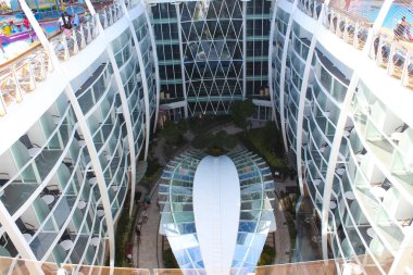 Miami, ABD - 29 Nisan 2022: Kraliyet Karayiplerinin Deniz Senfonisi adlı yolcu gemisinin Central Park 'ı