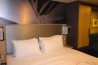 Miami, ABD - 29 Nisan 2022: Denizlerin Oasis yolcu gemisinde bulunan kulübe Royal Caribbean International 'a aitti. Geminin iç mekanı.