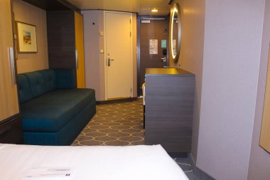 Miami, ABD - 29 Nisan 2022: Denizlerin Oasis yolcu gemisinde bulunan kulübe Royal Caribbean International 'a aitti. Geminin iç mekanı.