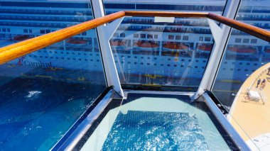 Miami, ABD - 29 Nisan 2022: Sular, barlar, eğlence ve yenilikçi etkinlikler Miami, ABD 'deki en büyük yolcu gemisidir.