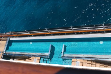 Miami, ABD - 4 Mayıs 2022: Yeni yolcu gemisindeki sakin yetişkin yüzme havuzu alanı veya İtalya 'da inşa edilen en büyük yolcu gemisi olan MSC Seashore' un sancak gemisi.