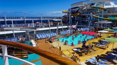 Miami, ABD - 29 Nisan 2022: Denizlerin Senfonisi 'ndeki havuz, bar, eğlence ve yenilikçi aktiviteler 29 Nisan 2022 tarihinde ABD' nin Miami kentindeki en büyük yolcu gemisidir.