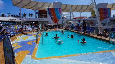 Miami, ABD - 29 Nisan 2022: Kraliyet Karayipleri 'nin Deniz Senfonisi adlı yolcu gemisindeki mini voleybolda üst güvertede bilardo oynayan insanlar