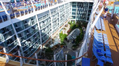 Miami, ABD - 29 Nisan 2022: Denizlerin Senfonisi 'ndeki havuz, bar, eğlence ve yenilikçi aktiviteler 29 Nisan 2022 tarihinde ABD' nin Miami kentindeki en büyük yolcu gemisidir.