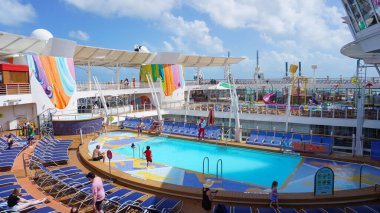 Miami, ABD - 29 Nisan 2022: Denizlerin Senfonisi 'ndeki havuz, bar, eğlence ve yenilikçi aktiviteler 29 Nisan 2022 tarihinde ABD' nin Miami kentindeki en büyük yolcu gemisidir.