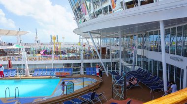 Miami, ABD - 29 Nisan 2022: Denizlerin Senfonisi 'ndeki havuz, bar, eğlence ve yenilikçi aktiviteler 29 Nisan 2022 tarihinde ABD' nin Miami kentindeki en büyük yolcu gemisidir.